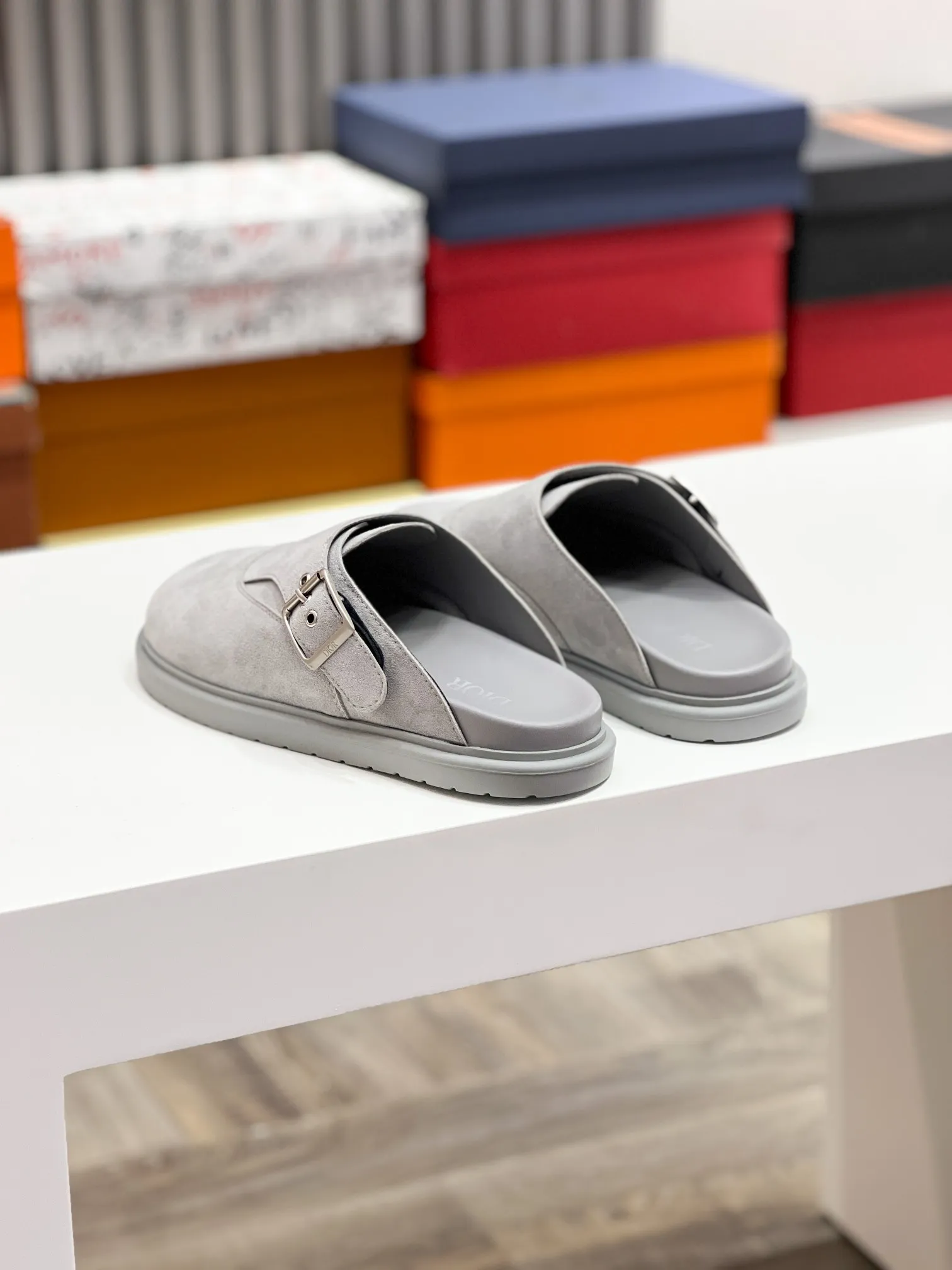 P380 [DIOR] Size 39-44 (38.45 custom-made) 2025ss Dior’s latest men’s slippers are a must-have. Dior Alias ​​Men's Genuine Leather Slippers This summer new Alias ​​sandal embodies a casual and elegant style. Carefully crafted from grained cow leather and Oblique printed fabric, with cowhide lining! Cross-strap design with metal-clad brass CD Diamond logo. The imported cowhide leather and rubber sole adds sophistication and comfort, while Oblique print-effect anti-slip panels add style. No. 012